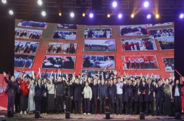周口交通技師學(xué)院舉行2024年度總結(jié)表彰暨2025年新春團(tuán)拜會盛典