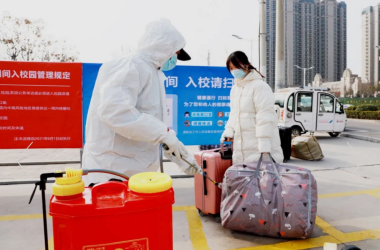 開學(xué)啦！志愿者溫暖學(xué)生返校之路