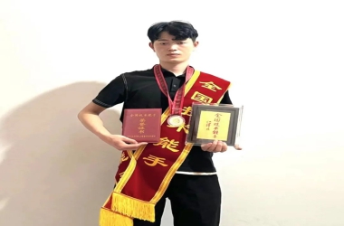 拿獎拿到手軟！這位00后小伙真了不起，他背后的故事更感人......
